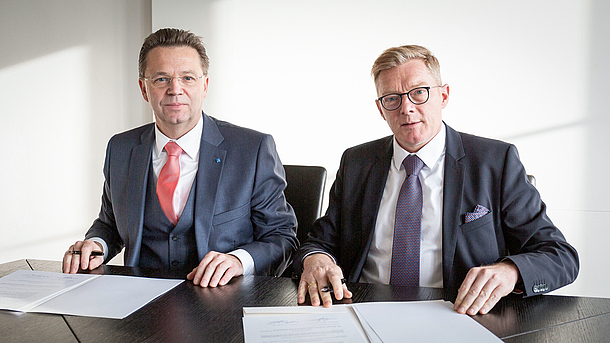 LUH-Präsident Epping und MHH-Präsident Baum unterzeichnen die Kooperationsvereinbarung