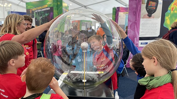 Besucherinnen und Besucher der Veranstaltung "Highlights der Physik" in Hannover