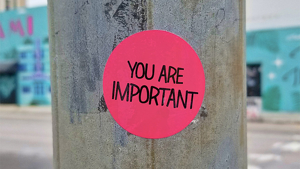 Pinkfarbener Sticker mit der Aufschrift "You are important" an einem Laternenmast