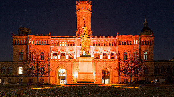 Foto des orange beleuchteten Welfenschlosses