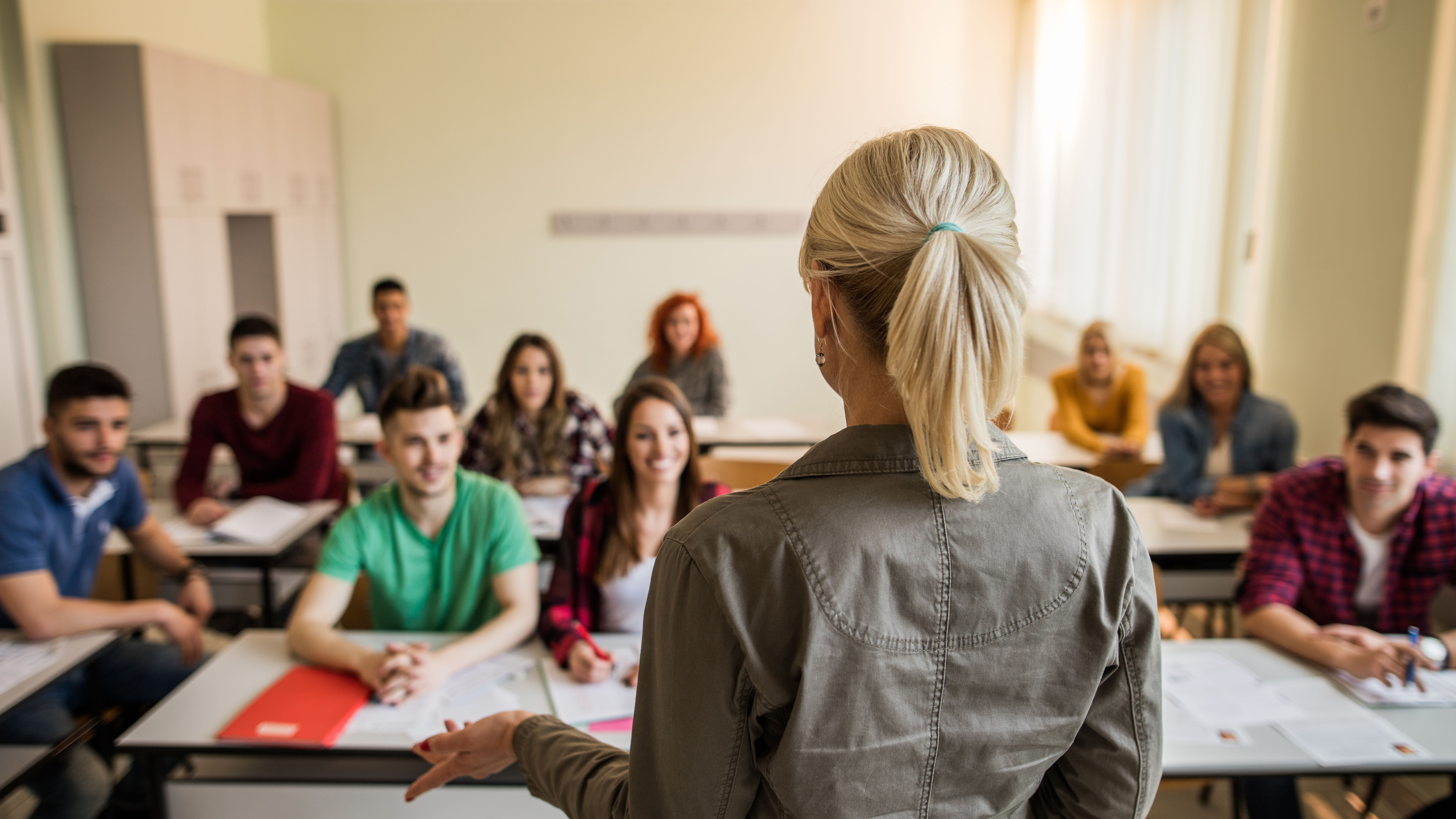 Изменение в высшей школе. Преподавание в университете. Студенты в аудитории. Занятия в аудитории. Педагог и студент.